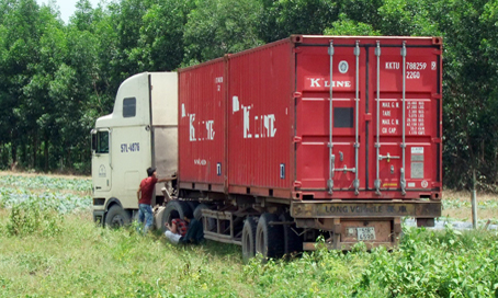 Chiếc xe container chở hàng trộm cắp được bọn trộm vứt lại bên đường để tẩu thoát.