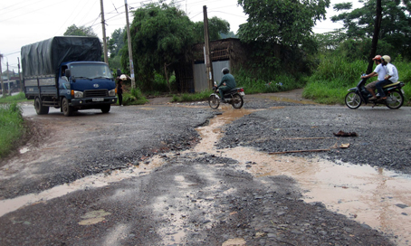 Rãnh nước cắt ngang đường đi gây nguy hiểm cho người đi đường! Ảnh: Đ.Ngọc