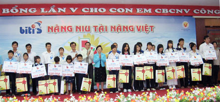 Những em học sinh nhận học bổng