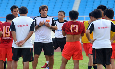 HLV Goetz và các học trò trên sân Mỹ Đình bắt đầu buổi tập chính thức chiều 26-7.   Ảnh: T.L