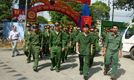 Thanh niên Trảng Bom hăng hái lên đường nhập ngũ đợt I-2011. Ảnh: Đ.Việt