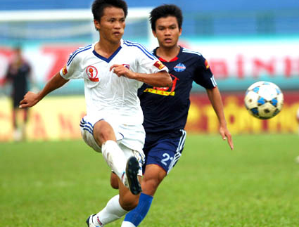 Đồng Nai (áo trắng) gặp TDC Bình Dương. Ảnh: H.Anh