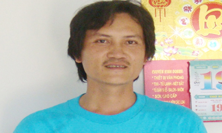 Anh Trường được UBND TX.Long Khánh trao tặng giấy khen về hành động dũng cảm bắt tội phạm.         Ảnh: T.MInh