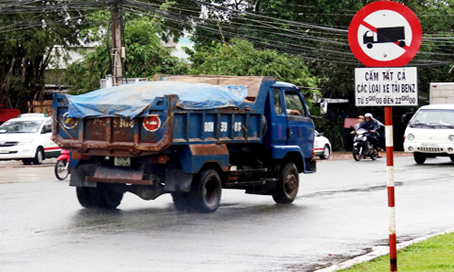 Xe tải ben “vô tư” đi vào đường cấm ở nội ô TP.Biên Hòa.