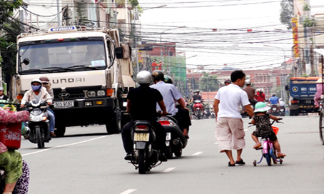 Xe tải ben chạy trong khu vực chợ Biên Hòa vào giờ cấm, trên đường Cách mạng tháng 8.
