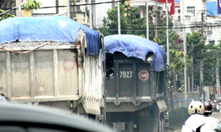 Xe tải ben chở đá phóng quá tốc độ, không bảo đảm vệ sinh môi trường lưu thông vào giờ cấm trên đường Nguyễn Ái Quốc.