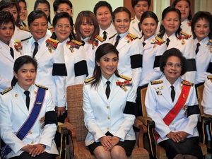 Bà Yingluck Shinawatra (giữa, trước) cùng các thành viên khác tại cuộc họp Quốc hội. (Nguồn: AFP/TTXVN)