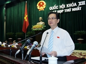 Prime Minister Nguyen Tan Dung read the proposal on his cabinet structure for the 2011-16 term (Source:VNA)