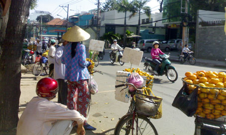 Những người dân Quảng Ngãi nhập cư bán hàng rong góc đường Pasteur - Võ Thị Sáu.