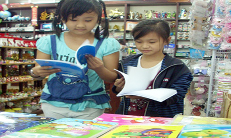 Sách giáo khoa năm nay tăng giá mạnh, khoảng trên dưới 20% so với năm ngoái. Trong ảnh: Chọn mua sách giáo khoa tại một nhà sách ở TP. Biên Hòa.