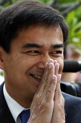 Thủ tướng mãn nhiệm  Abhisit Vejjajiva