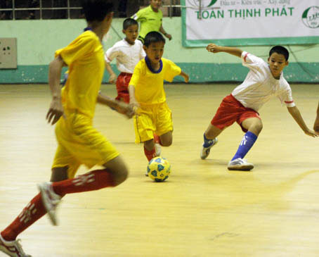 Một pha đi bóng của đội U11 Xuân Lộc (áo vàng) trước Cẩm Mỹ. Ảnh: H.Anh