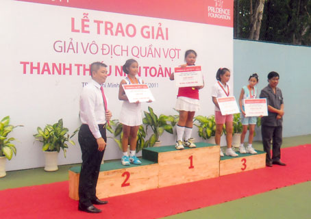 Trần Diễm Ngọc nhận HCB tại giải vô địch thanh thiếu niên toàn quốc