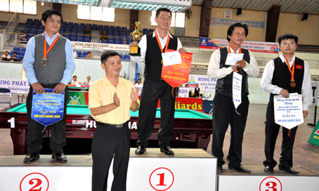 Ban Tổ chức trao huy chương cho các VĐV đoạt thành tích cao nội dung Carom 1 băng. Ảnh: H.ANH