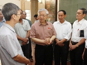 Party leader Nguyen Phu Trong meets with voters in Tay Ho. (Source:VNA)