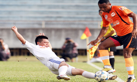 Đồng Nai (áo trắng) liệu sẽ có điểm trước đội Sài Gòn Xuân Thành đã vô địch trong trận đấu chiều nay?            Ảnh: H.ANH