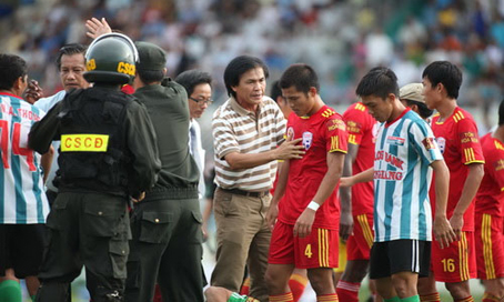 Trận An Giang-K.Kiên Giang (áo sọc) nóng bỏng tới mức cảnh sát cơ động cũng phải vào sân can thiệp. Ảnh: T.L