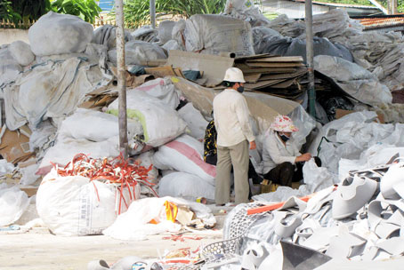 Rác thải chứa tại kho ở phường Tân Hiệp (TP. Biên Hòa) của Công ty TNHH Tân Phát Tài.