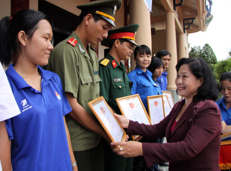 Đồng chí Bùi Ngọc Thanh, Ủy viên Ban TVTU, Trưởng ban Dân vận Tỉnh ủy trao bằng khen cho các đơn vị tham gia chiến dịch.  Ảnh: Công Nghĩa