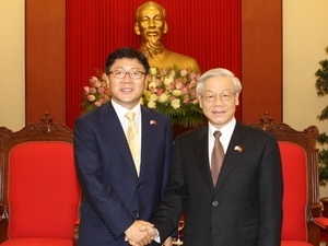 Party General Secretary Trong receives the RoK's Grand National Party Secretary General Kim Chung-kwon