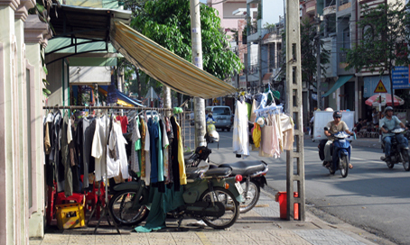 Phơi đồ trên vỉa hè!