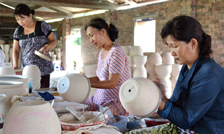 Công nhân đang chấm men ở DNTN Phát Thành - Biên Hòa.    Ảnh: V.NAM