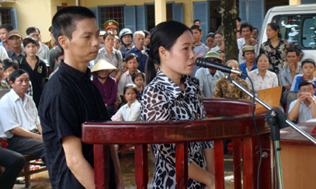 Vợ chồng bị cáo Kiếm - Thủy trước vành móng ngựa.