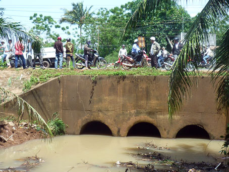 Nơi anh Quang bị nước cuốn trôi cùng xe máy.