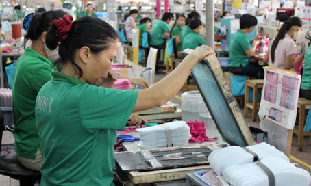 Ngành công nghiệp giày dép của khu vực có vốn đầu tư nước ngoài ở Đồng Nai có tỷ lệ tăng trưởng sản xuất cao trong 8 tháng đầu năm 2011. Trong ảnh: Sản xuất giày thể thao xuất khẩu tại Công ty Changshin Việt Nam.