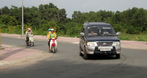 Ô tô tư nhân tập lái trên đường ở khu Văn miếu Trấn Biên vào chiều ngày 24-8-2011.          Ảnh: T.TOÀN