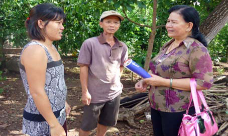Bà Thu (phải) trao đổi với bà con. Ảnh: Đ.PHÚ
