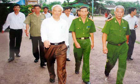 Phó chủ tịch Quốc hội Uông Chu Lưu (áo trắng thứ ba từ phải sang) kiểm tra công tác đặc xá tại trại giam Công an Đồng Nai năm 2010. Ảnh: Đ.Việt