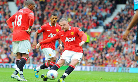 Trong một ngày thi đấu chói sáng của Rooney (phải) và Young (18) - Man United đã vùi dập Arsenal với tỷ số 8-2. Ảnh: T.L