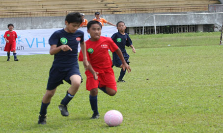 Công ty Freetrend (áo đỏ) dừng bước ở vòng tứ kết.          Ảnh: H.Anh 