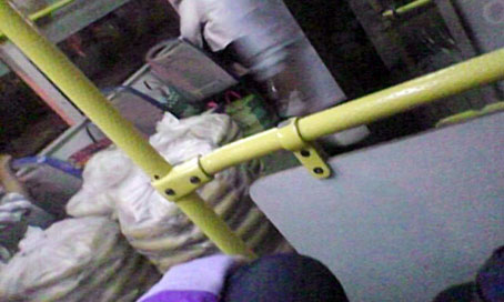 Hàng hóa chiếm chỗ trên xe buýt.              Ảnh: K.Liễu