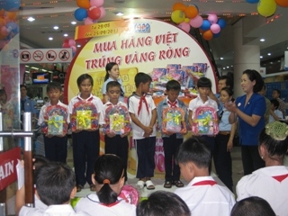 Co.op Mart Bien Hoa’s representative presents gifts to students. 