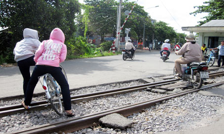 Một trường hợp bị trượt té khi qua đoạn đường ray đang sửa chữa. Ảnh: AN AN