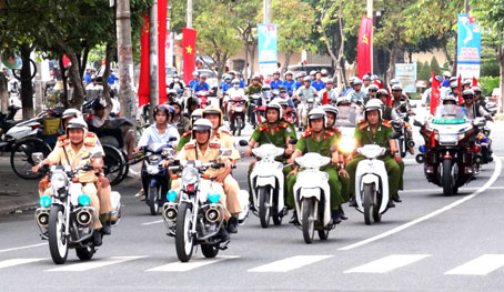 Lực lượng cảnh sát, đoàn viên thanh niên tham gia diễu hành phát động tháng ATGT ở TP. Biên Hòa. Ảnh: T. Toàn