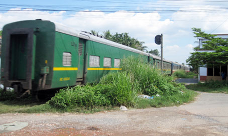 Tàu hỏa đi ngang qua đường dân sinh nhưng không có rào chắn!        Ảnh: AN AN