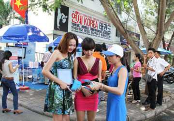 Network operators try to turn 3G services into “street rice”