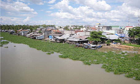 Thượng nguồn sông Vàm Cỏ Đông hiện cũng đang hứng chịu nhiều nguồn nước thải ô nhiễm do sản xuất và sinh hoạt.