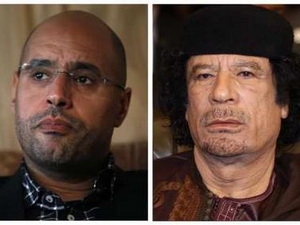 Ông Gaddafi và con trai Saif (Nguồn: Reuters)