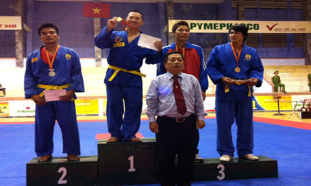 Võ sĩ Nguyễn Văn Tuấn nhận HCV hạng cân 76kg đối kháng nam.       Ảnh: H.ANH