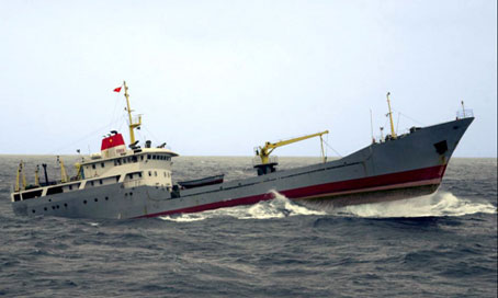 Tàu của Vùng 2 Hải quân hoạt động trên biển sóng to gió lớn