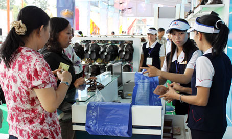 Người dân Đồng Nai đi mua sắm tại hội chợ hàng Việt Nam chất lượng cao. Ảnh: K.N