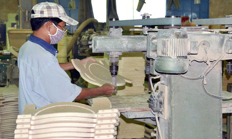 Sản xuất hàng mộc xuất khẩu tại DNTN Kiến Phúc. Ảnh: V. NAM