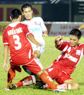 U.21 Đồng Nai (áo đỏ)  có trận thắng quan trọng trước U.21 HAGL. (Ảnh: H.Anh)