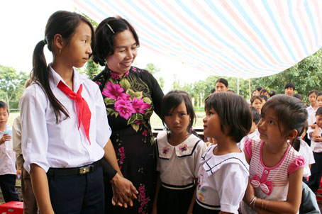 Chủ tịch Ủy ban MTTQ tỉnh Nguyễn Thị Kim Liên động viên các em học sinh trong ngôi trường mới.