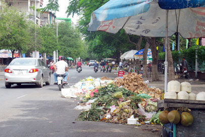 Lòng đường thành bãi trung chuyển rác!