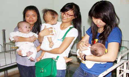 Nhóm học sinh đến thăm các bé bị bỏ rơi tại Trung tâm bảo trợ - huấn nghệ cô nhi Biên Hòa.